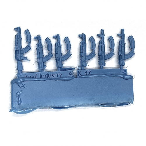 AK-47 OR AK-74 ASSAULT RIFLES (6 + MAGS)